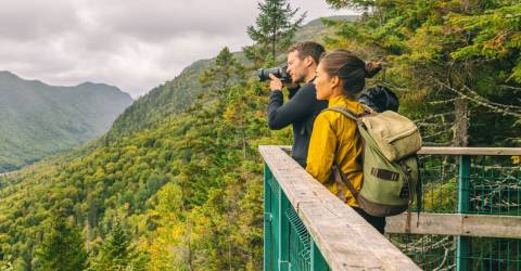 Een man en een vrouw maken foto's in de bergen op vakantie